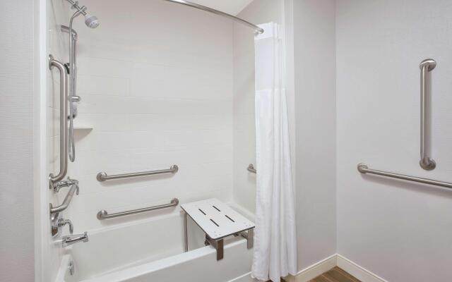 Hampton Inn & Suites Oakwood Village-Cleveland