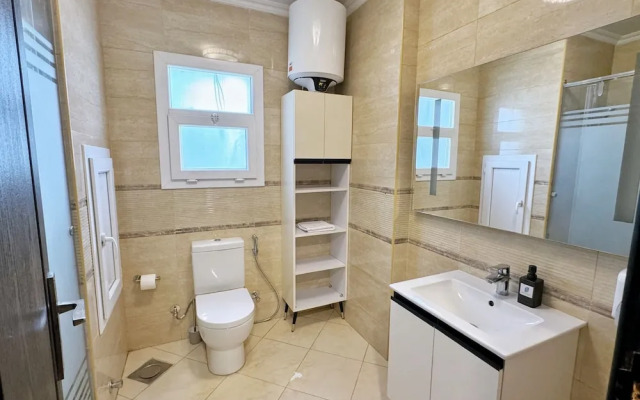Calm & Classy 2BR - 5 min to Airport