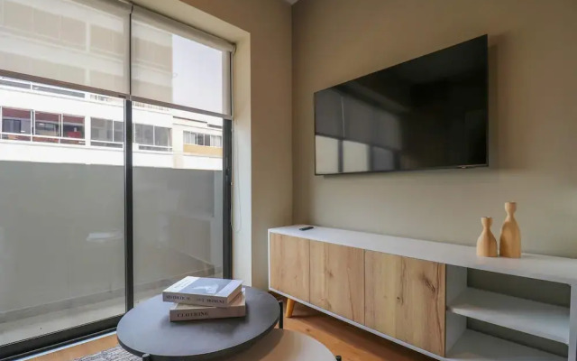 w Glorious 2BR w Perfect Balcony Near Kennedy Park