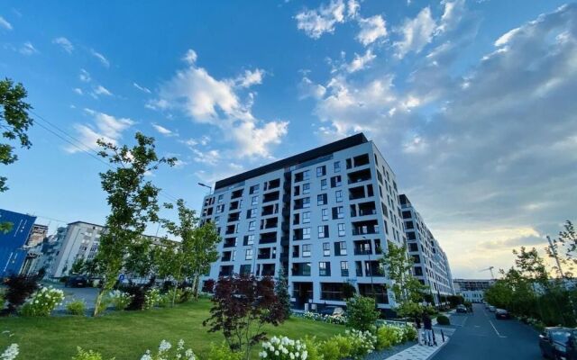 Deluxe Apartment with Balcony & Parking