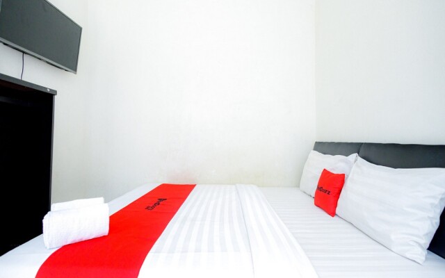 RedDoorz Syariah near Universitas Muhammadiyah Jember