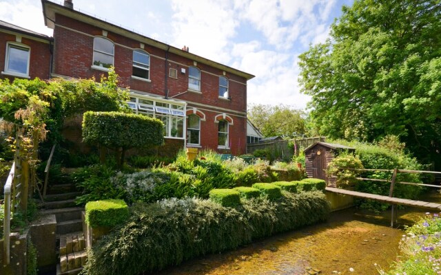 Imposing 2-bed House in Newport