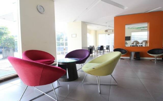 RedDoorz Plus near Keraton Yogyakarta 2