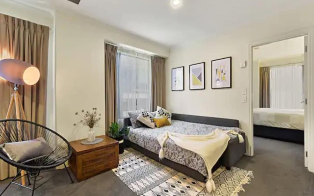 Spacious Retreat On Queen Street With Gym And Pool