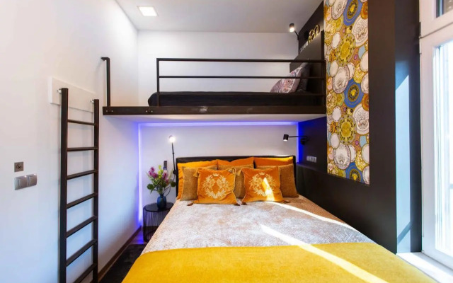 Premium Rooms by Hi5 - Style at the Comedy Theater