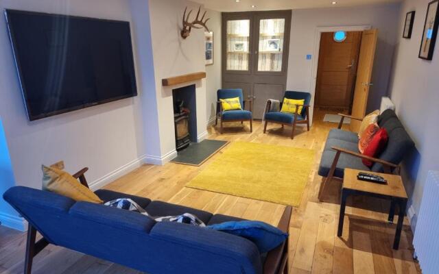 Neet Retreat - sleeps 7 next to beach
