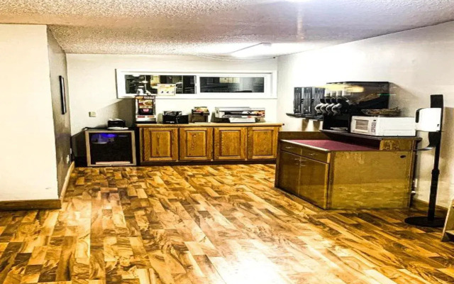 Econo Lodge Inn & Suites