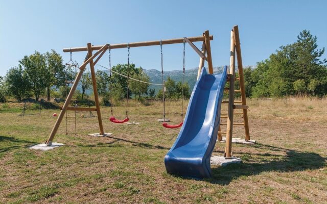 Awesome Home in Dugopolje With Wifi and 5 Bedrooms