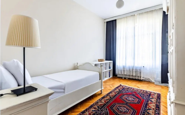 Spacious Flat w Balcony 3 min to Kadikoy Square