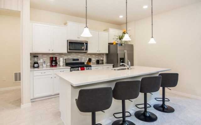 Beautiful Themed Vacation Home With Pool St5509