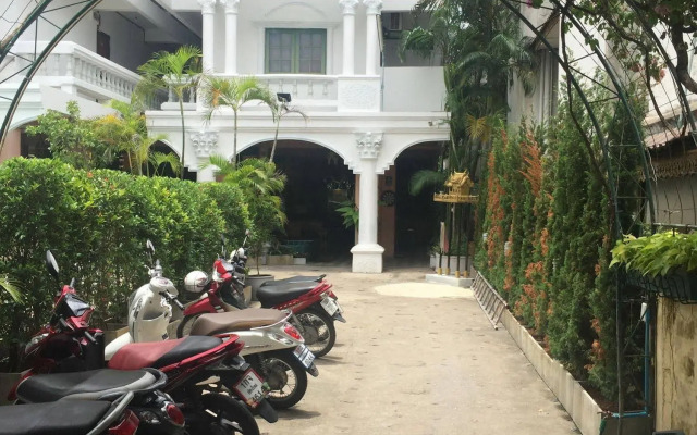 Royal Guesthouse at Chiang Mai Old City By Hjz