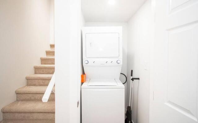 Luxurious 3 Bedroom Townhouse Free Parking and Wifi