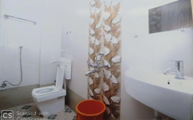 Rajhuns Deluxe Lodging