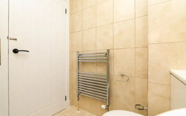 2 Bedroom Flat - Free Parking