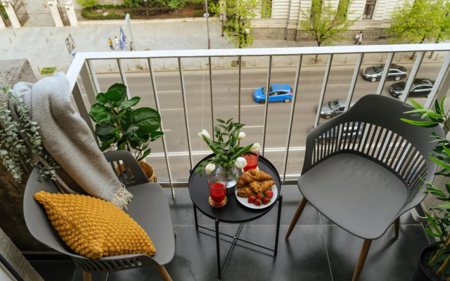 Sunny 2BR Flat - Top Location - Amazing Balcony