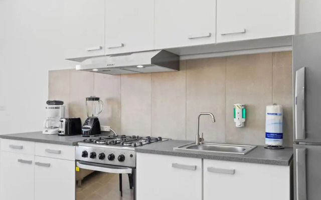 NEW Modern 1BR 1BA With Pool in Quiet Area