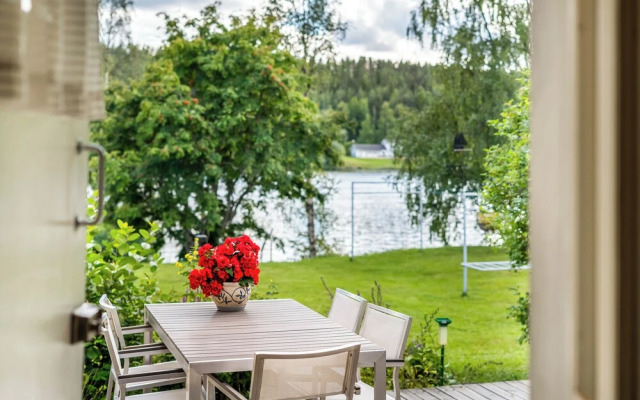 Spacious 3BR House - River View & Sauna
