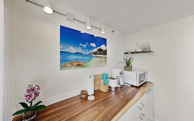 Hawaiian Monarch 1604 Condo by RedAwning
