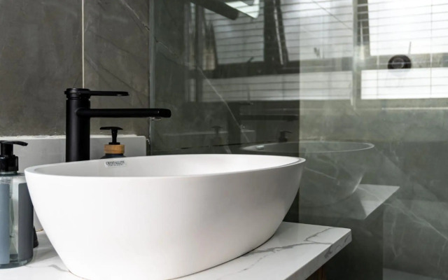 Luxurious 3 bedroom beach front apartment