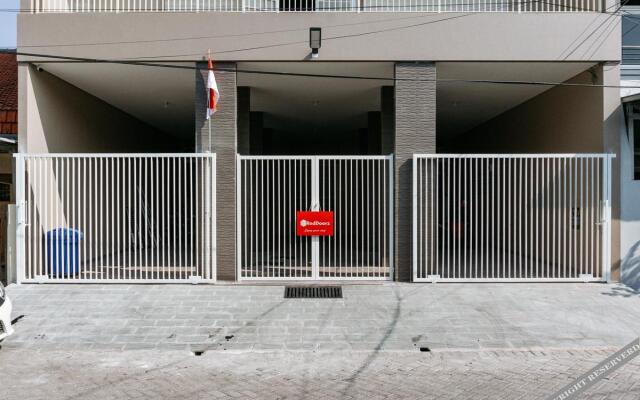 RedDoorz Near Universitas Surabaya