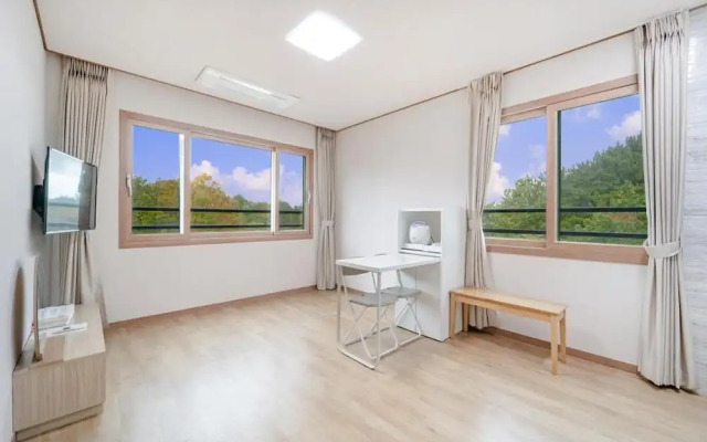 Jeju Gwaneumsa Ganeun gil Pension