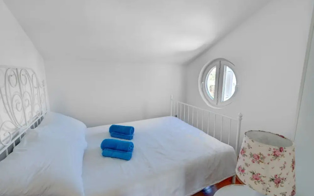 Modish Apartment in Murter with Hot Tub