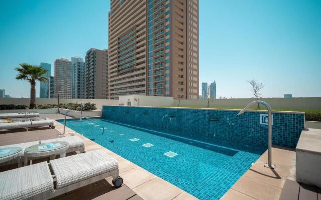 HiGuests - Elegant Studio with Pool and Private Balcony