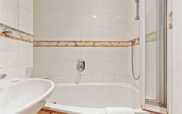 Lovely 2 Bed Apt W/patio nr Shepherd's Bush