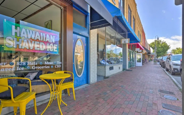 Modern Main St. Apt in Downtown Waynesville!