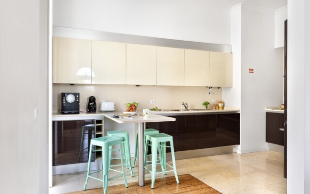 ALTIDO Splendid 2BR Apt w/ parking&balcony, 10mins to Praça do Comércio