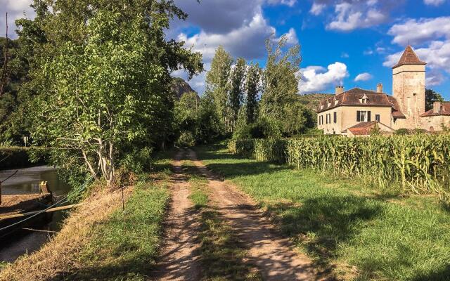 Historic Mansion by the River Lot in Cenevieres