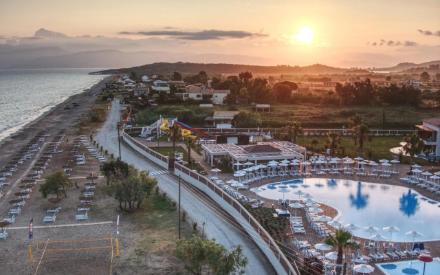 Almуros Beach Resort and Spa