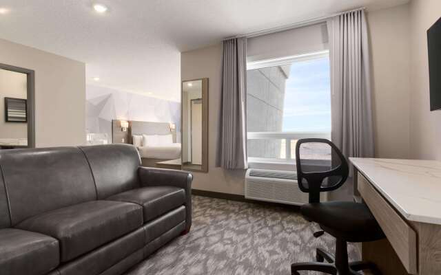Days Inn by Wyndham Calgary North Balzac