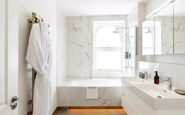 Light & Luxury Chelsea Apartment: Private Balcony!