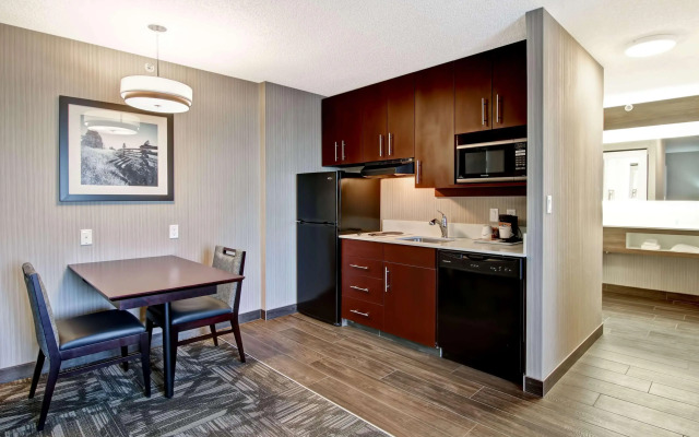 Hampton Inn & Suites by Hilton Calgary-Airport