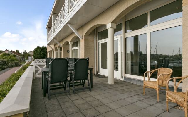 Spacious Luxury Apartment With Beautiful Views of the Marina