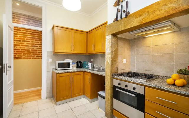 Urban Comfort: 1-Br Near Airport & Train Station
