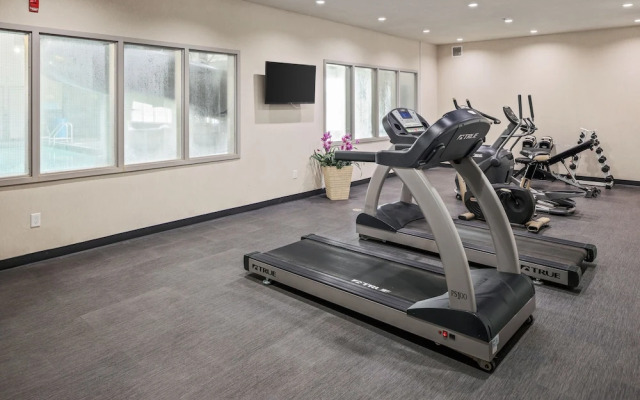 Home Inn and Suites Regina Airport