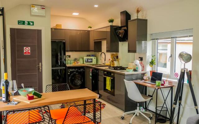 NEW Cosy & Secure - 2 Bed - Free WIFI - Modern & Functional