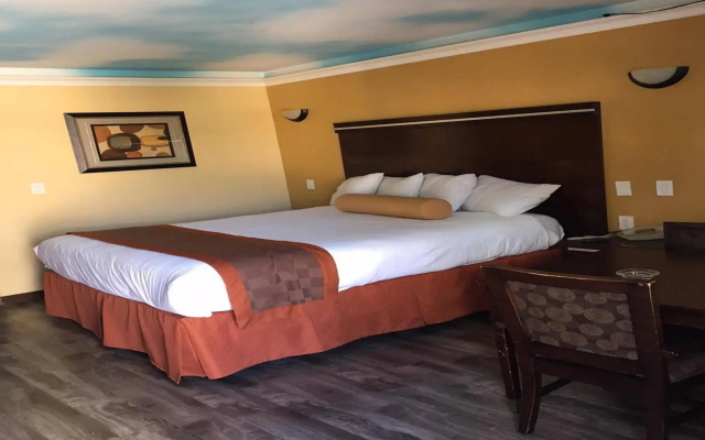 Hollywood Palms Inn and Suites