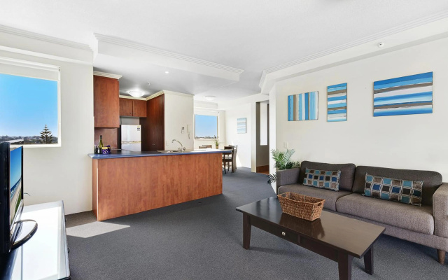 Crystal Bay on the Broadwater – Lobby – Labrador