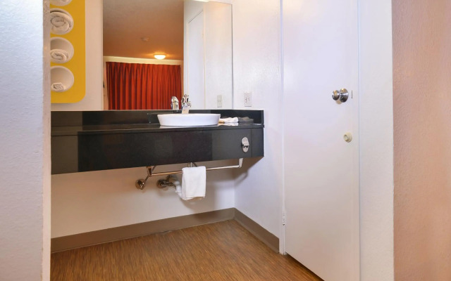 Motel 6 Saint Joseph, MO