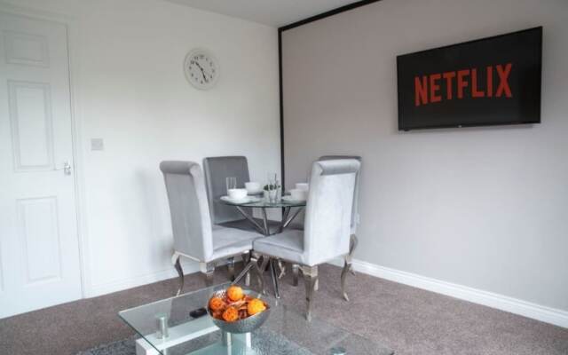 Contractorscleancharming 2-bed House in Coventry