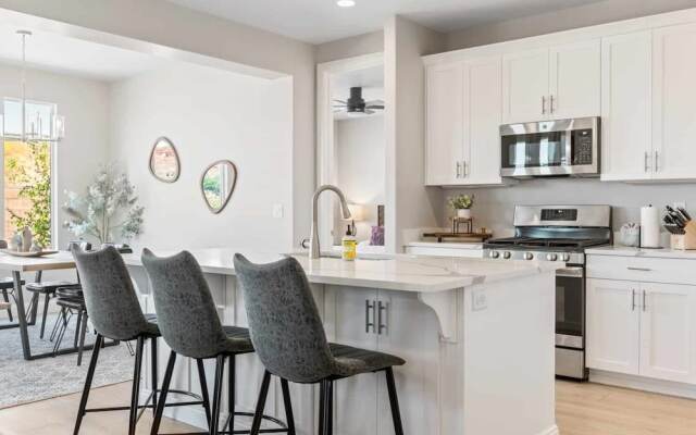 Family Desert Oasis 5 Bedroom Home