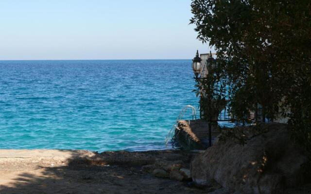 Mini-Studio With Free Private Beach