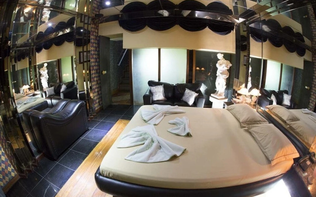 Motel Caricia (Только для взрослых)