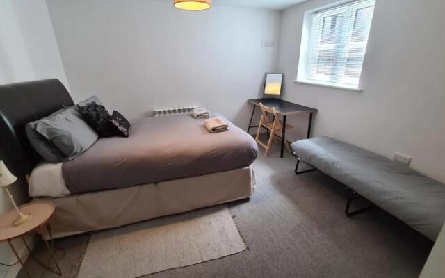 Holiday Maisonette, 13 mins walk to Beach,Sleeps 4