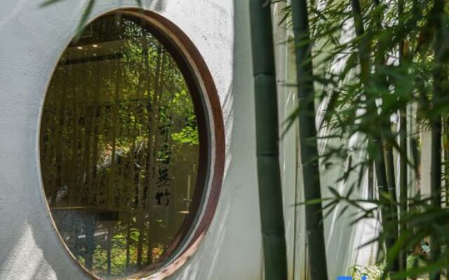 Anji Double Fish Hall Hot Spring Resort B&B (Longwangshan Canyon Drift Shop)