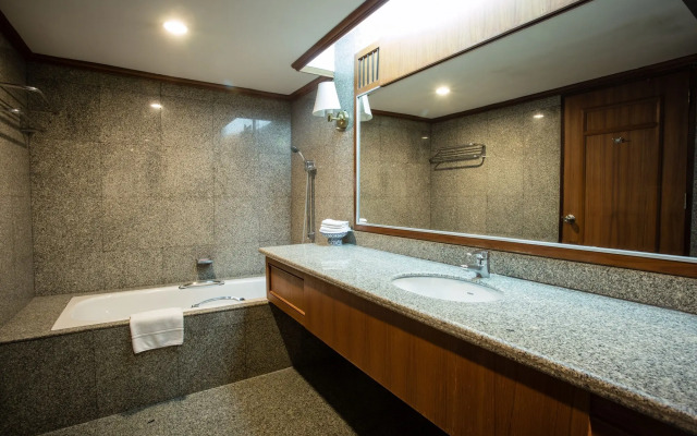 Songphanburi Hotel