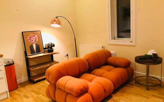 2 Bed 2 bath with Private Parking